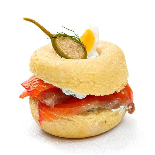 Salmón ahumado marinado, salsa ravigote y huevo de codorniz
